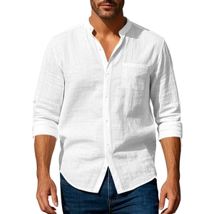 Dettaglio di camicia in lino bianco con colletto alla coreana e taschino sul petto