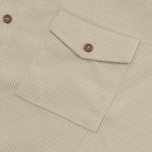 Dettaglio tasca camicia in velluto a coste con patta e bottone marrone