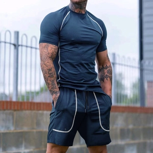 Ensemble de sport bleu marine pour homme avec passepoil blanc aux manches et short