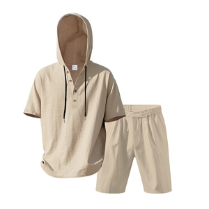 Dettaglio del completo uomo coordinato in lino con cappuccio e pantaloncini estivi