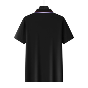 Vue arrière d'un polo de golf noir à séchage rapide avec col à rayures tricolores