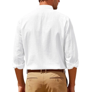 Vista posteriore di una camicia da uomo in lino bianco a maniche lunghe con colletto alla coreana