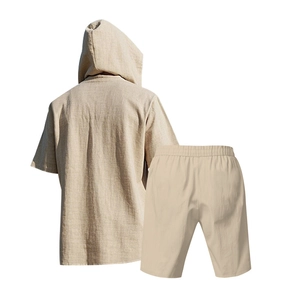 Dettaglio completo set uomo in lino con felpa corta con cappuccio e pantaloncini