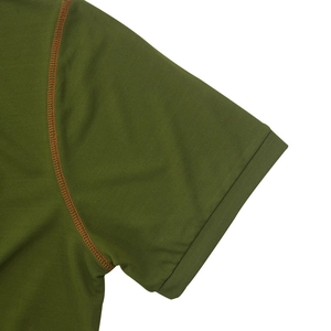 Détail du tissu en maille respirante vert olive avec coutures contrastées orange sur polo