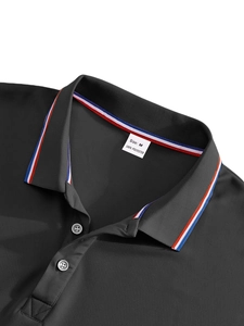 Détail du col d'un polo gris foncé avec des rayures rouges, blanches et bleues