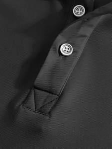 Détail de polo noir pour hommes en tissu piqué avec boutons aux reflets nacrés