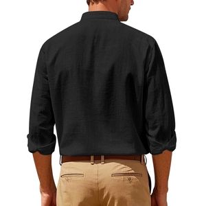 Vista posteriore di una camicia da uomo in lino nero con collo alla coreana e trama