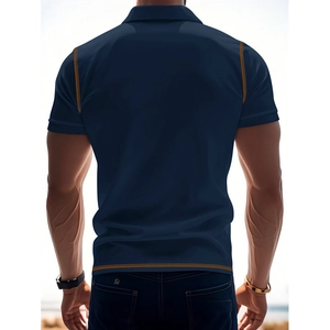 Detailansicht des dunkelblauen Poloshirts mit orangefarbenen Kontrastnähten an der Schulter