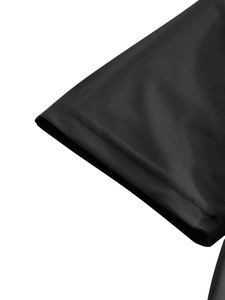 Détail de la manche du polo en maille respirante noire avec couture double aiguille