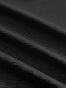 Gros plan sur le tissu en maille noire respirante du polo de sport haute performance