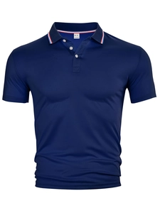 Détail du polo marine avec col rayé tricolore et étiquette 100% polyester