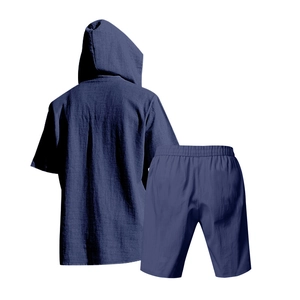 Dettaglio del set coordinato felpa con cappuccio e pantaloncini blu in lino