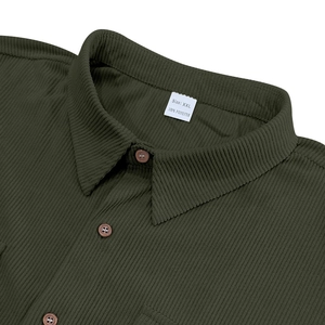 Dettaglio camicia in velluto a coste verde scuro con bottoni effetto legno