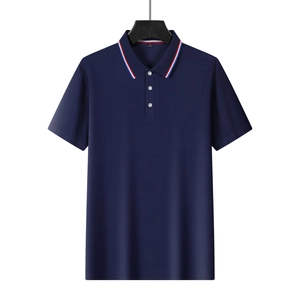 Détail d'un polo bleu marine avec col rayé et patte à trois boutons classique