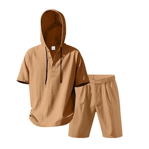Dettaglio completo di completo due pezzi in lino da uomo con camicia con cappuccio e pantaloncini