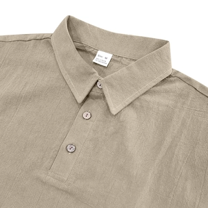 Detailopname van kaki linnen poloshirt kraag met schelptextuur knopen en fijne stofstructuur