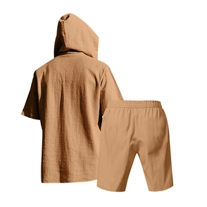 Vista posteriore del set casual da uomo in lino con maglia con cappuccio e pantaloncini