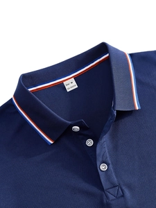 Détail du polo bleu marine avec col rayé tricolore et tissu en maille respirante