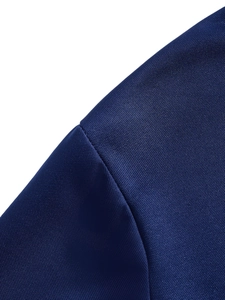 Vue rapprochée de la texture du tissu bleu foncé sur l'épaule d'un polo pour homme