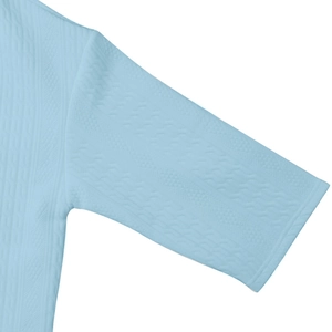Gros plan sur la texture gaufrée bleu clair du haut en tricot décontracté pour homme