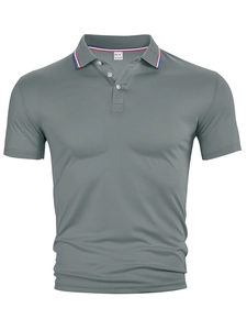 Détail d'un polo gris avec col à rayures tricolores et tissu en polyester texturé