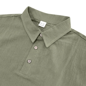 Vista detallada del cuello de polo de lino verde salvia con tres botones y etiqueta talla