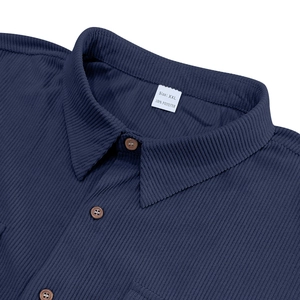 Dettaglio del colletto della camicia di velluto blu navy con bottoni in legno