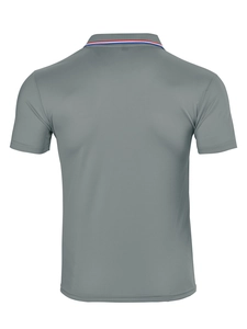 Vue arrière du polo gris à manches courtes avec détail de col rayé tricolore
