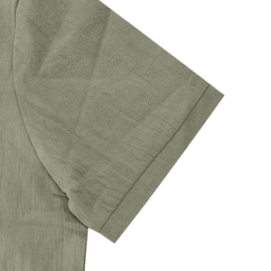 Detalle del polo de lino verde salvia para hombre mostrando la textura y costuras precisas