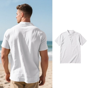 Détail du polo en coton blanc montrant la texture et le style de vacances à la mer