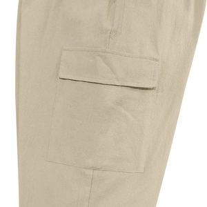 Detail van de cargo zak met flap op de kaki linnen broek met nette strakke stiksels