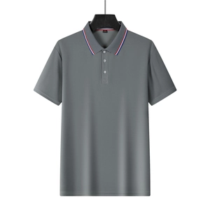 Détail du col d'un polo gris foncé pour homme avec des rayures rouges, blanches et bleues