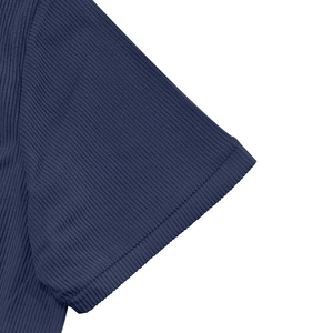Dettaglio ravvicinato dei polsini in maglia a coste blu scuro su camicia cargo da uomo