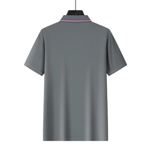 Vue arrière d'un polo gris pour homme avec détail de col rayé rouge blanc et bleu