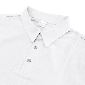 Detail van witte linnen poloshirt met knopen en waslabel van 95% linnen materiaal