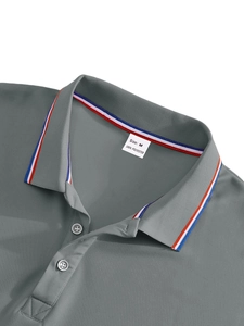 Détail du polo gris pour hommes avec col rayé tricolore et texture de tissu fine