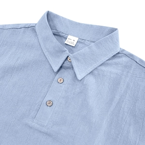 Primer plano del cuello de polo de lino azul claro con tres botones de madera oscura