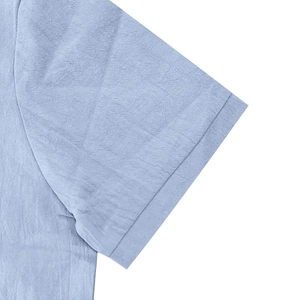 Detalle del puño de manga corta en polo de lino azul claro con tejido de textura fina