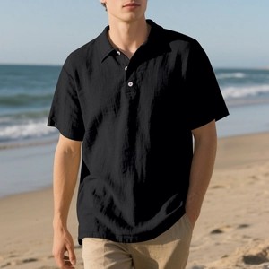 Détail de la texture en lin noir et des boutons blancs d'un polo pour hommes