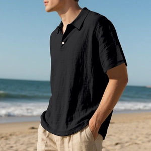 Gros plan sur la texture en lin noir et le col polo d'une chemise décontractée d'été