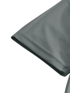 Gros plan du poignet en maille respirante et doubles coutures d'un polo gris anthracite