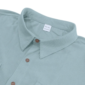 Dettagli del colletto della camicia in velluto a coste verde menta e bottoni