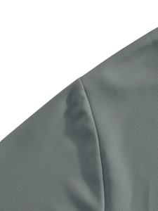 Macro du tissu en maille respirante sur un polo pour homme montrant les coutures grises