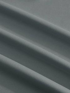 Vue macro du tricot piqué gris foncé montrant la texture mesh respirante pour polo homme