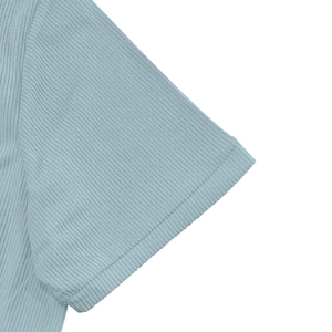 Dettaglio della manica di camicia in velluto a coste azzurro con trama a costine e cuciture