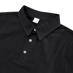Primer plano del cuello de polo de lino negro con tres botones y detalle textil