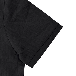 Primer plano de la textura de lino negro y el dobladillo de la manga cosido del polo