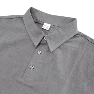 Detalle del cuello polo de lino gris y etiqueta de 95% lino y 5% poliéster fino