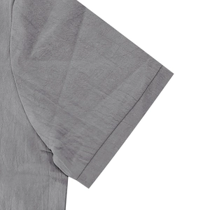 Detalle del polo de lino gris que muestra las costuras del hombro y el tejido transpirable