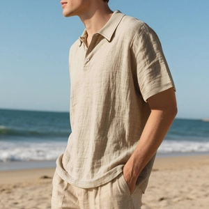 Détail de la texture gaufrée respirante du polo en lin beige pour homme sur la plage